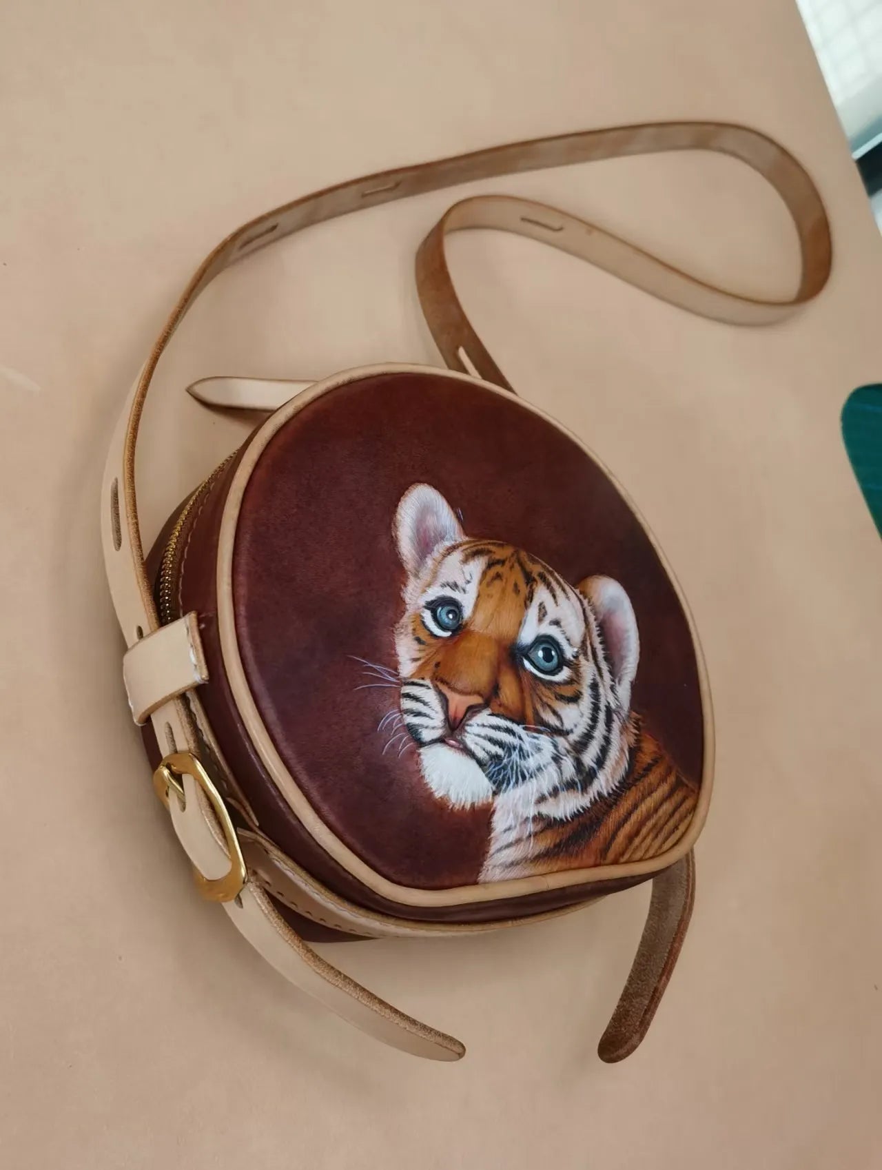 Leatherchild Handmade Hyper-Realistic Carved Leather Pet Round Crossbody Bag (Deposit)Artist: Ms.Tao