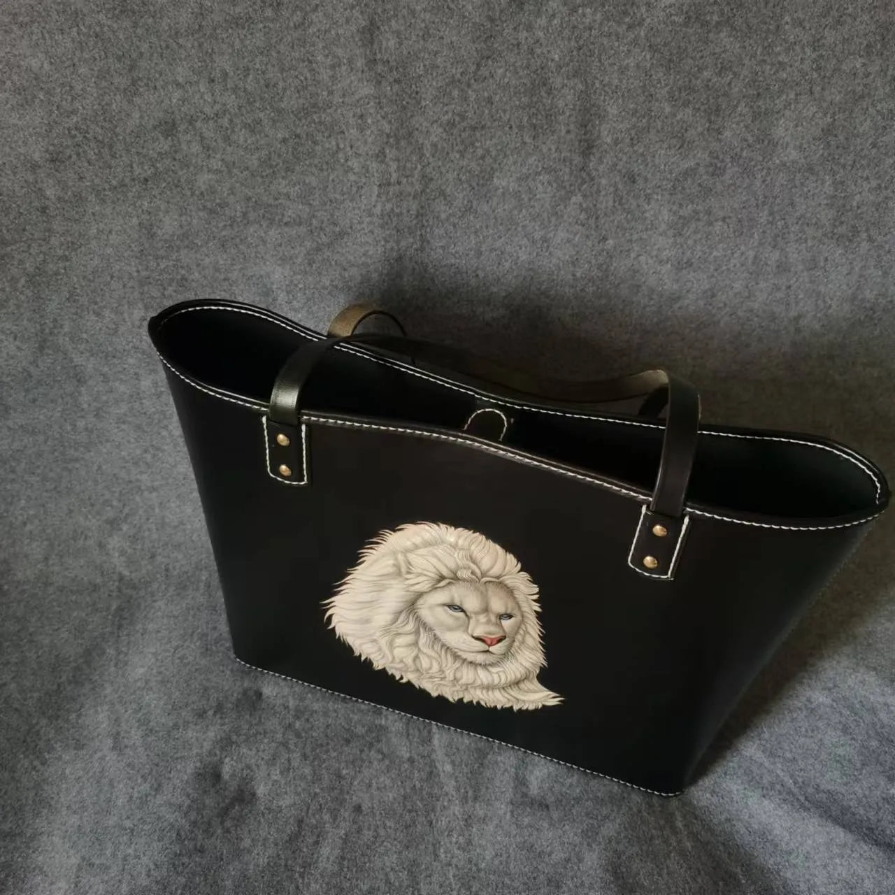 Leatherchild Handmade Hyper-Realistic Carved Leather Pet White Lion Shopping Bag (Deposit)Artist: Ms.Tao