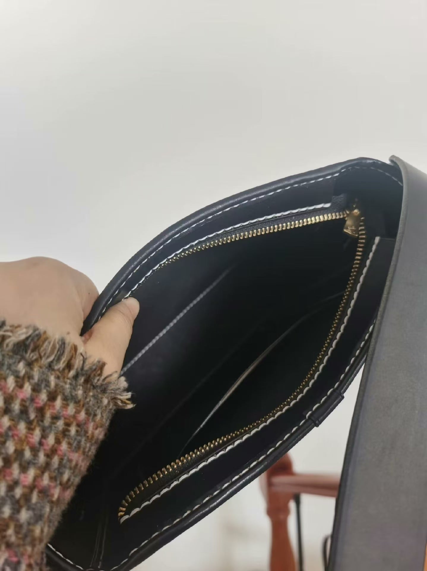 Leatherchild Handmade Hyper-Realistic Carved Leather Pet Bucket bag (Deposit)Artist: Ms.Tao