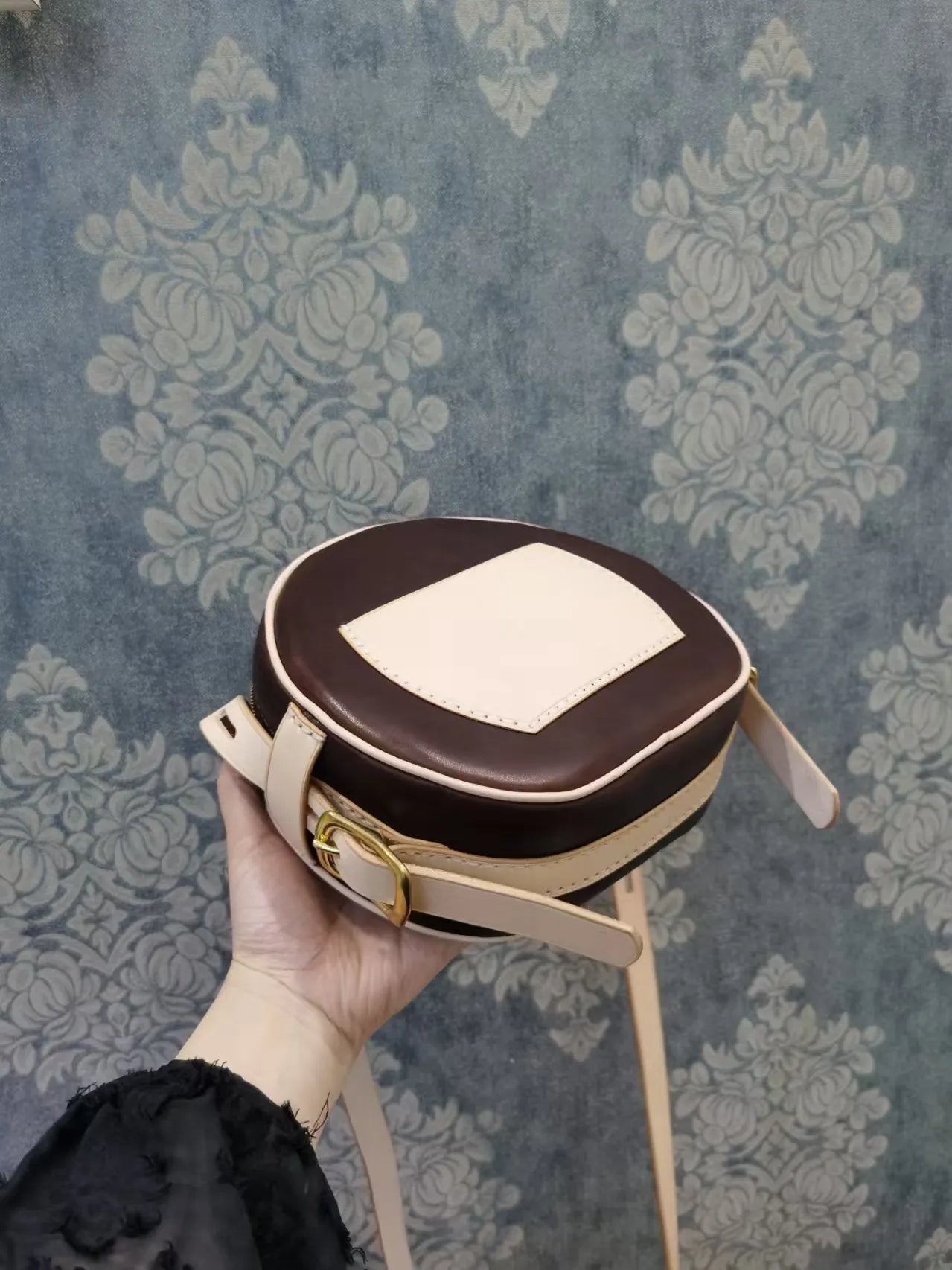 Leatherchild Handmade Hyper-Realistic Carved Leather Pet Round Crossbody Bag (Deposit)Artist: Ms.Tao